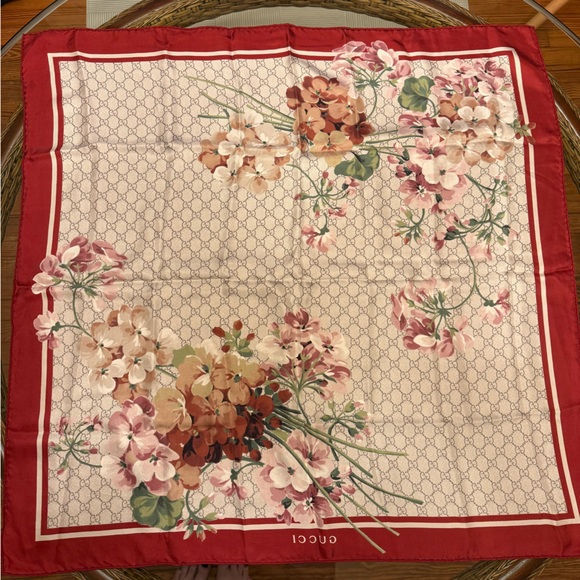 Gucci Blooms Scarf - Picture 7 of 7